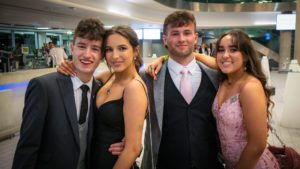 4 students, 2 men and women