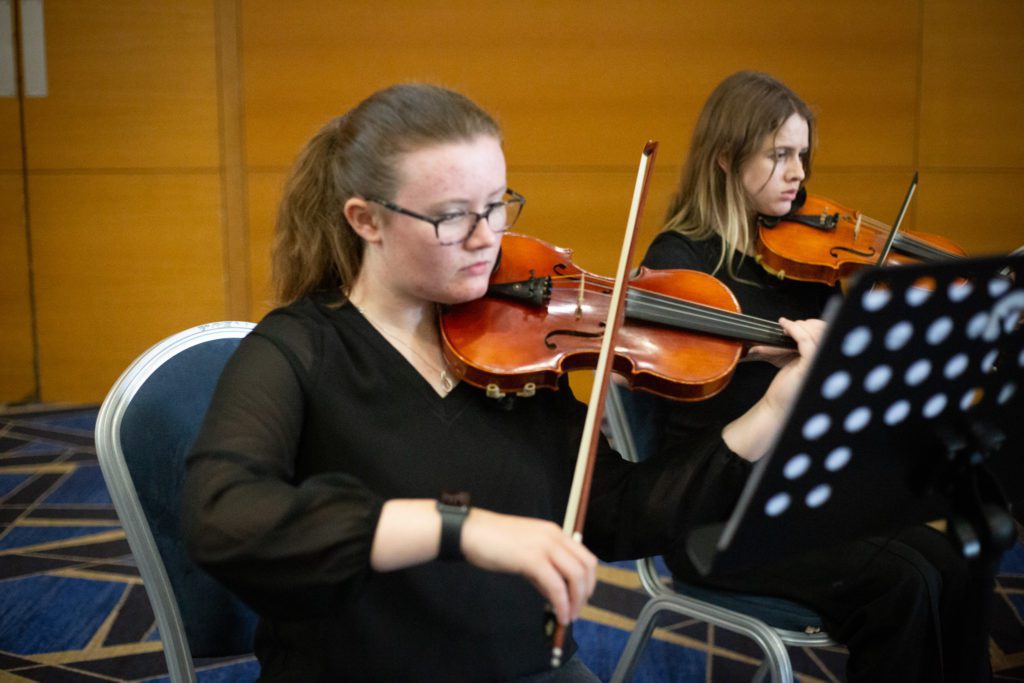 Two students playing the violin